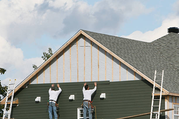 Professional Siding Installation technician working in Gasburg, VA